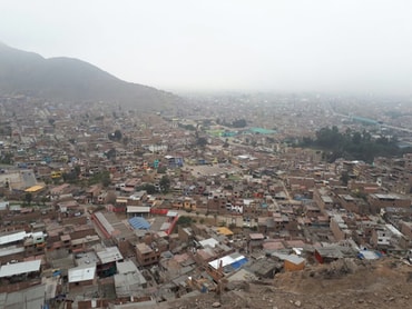 In Lima ist es im Winter immer diesig. Deshalb war die Sicht vom San Cristobal nicht ganz so weit