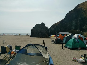 unsere Zelte direkt am Meer